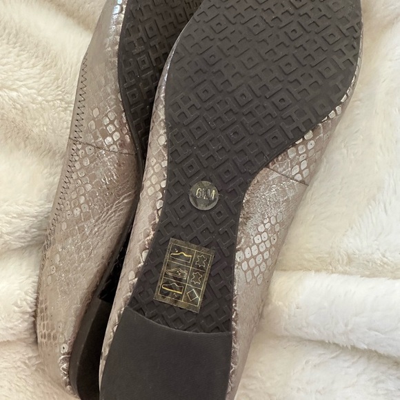 Tory Burch Silver Textured Flats - Picture 5 of 8